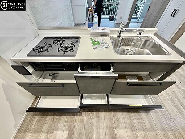 【キッチン】洗練されたカウンターキッチンが住空間の美意識を高める。