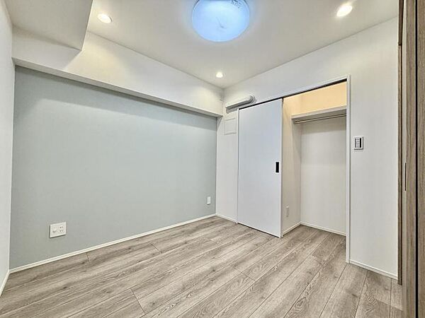 【洋室：4帖】リビングと隣り合う洋室。趣味の部屋にもお子様の部屋にも出来る汎用性があります。