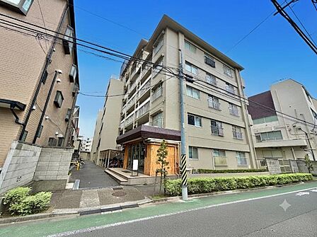 【外観】周囲の街並みと調和する落ち着いた色調。