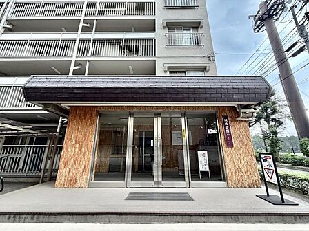 【エントランス】重厚な扉の向こうに広がる、プライベートな寛ぎへと続く道。