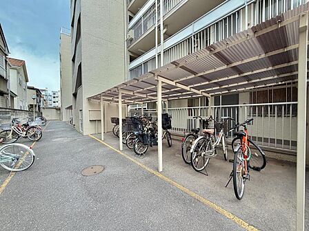 【駐輪場】敷地内に整理された駐輪場があり、愛車の保管に便利。