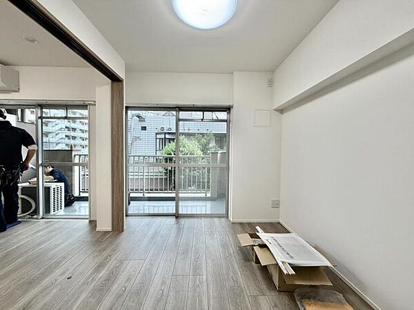 【洋室：4.2帖】リビングから見守りのしやすい洋室はお子さまの遊び部屋にも適しています。元気に遊ぶお子さまと一緒に寛げる間取りです。