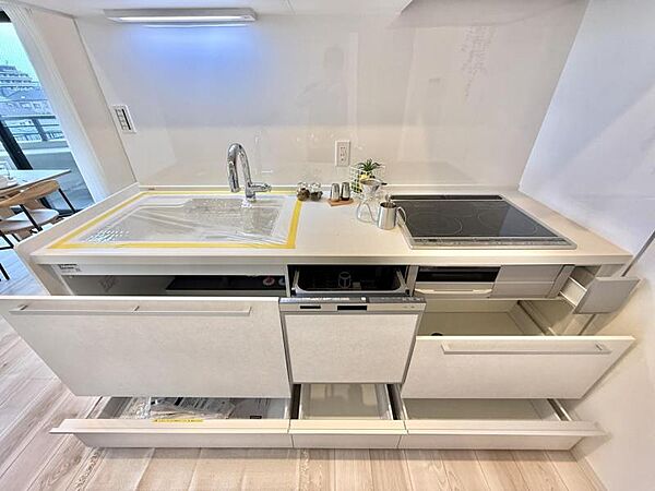 【キッチン】　料理を楽しむキッチンスペース。使いやすさと心地よい暮らしを追及し、愛着を持って使い続けられる空間へ。