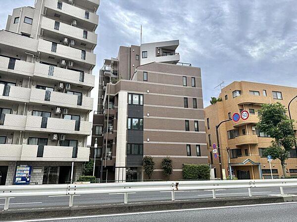 【外観】街並みに溶け込みながらも存在感を放つ外観。
