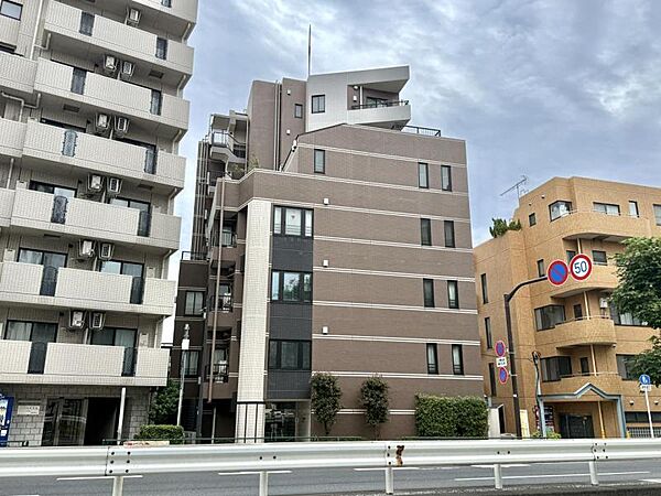 【外観】端正なフォルムが印象に残る建物デザイン。