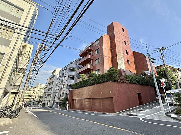 【外観】街並みに溶け込みながらも存在感を放つ外観。