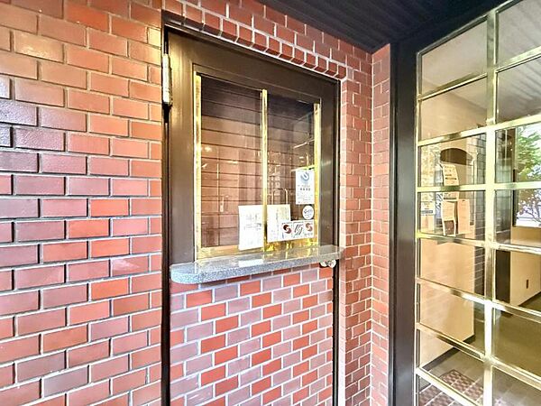 【エントランス】落ち着いた雰囲気のエントランスです。
