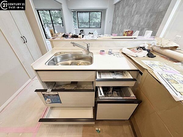 【キッチン】開放感と上質な光が調和する、優雅で心満たされる暮らしを演出します。