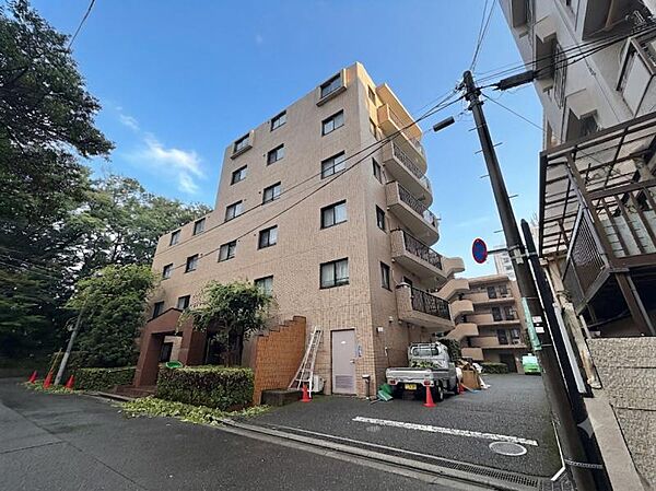 【外観】青空に映える重厚な佇まい。