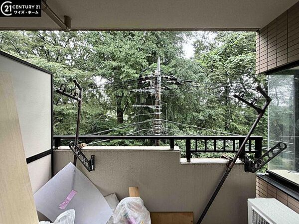 【眺望】季節の移ろいを感じられる景色。窓を開ければ心地よい風が吹き抜けます。