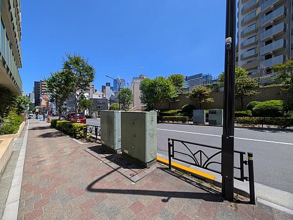 【エントランス】綺麗に整備された歩道。毎日通る道だからこそ嬉しい。
