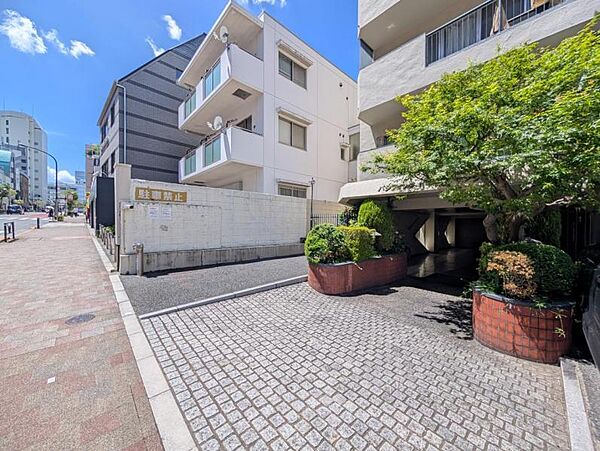 【エントランス】住む人や訪れる人を室内へと優しくエスコートします。