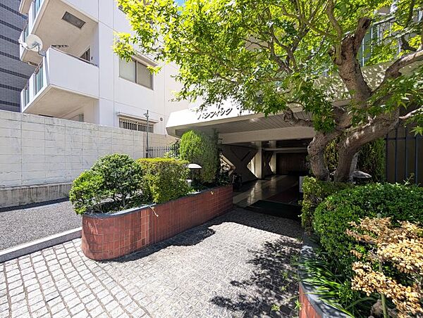 【エントランス】豊かな植栽に包まれたエントランスアプローチ。緑が導く我が家への道。
