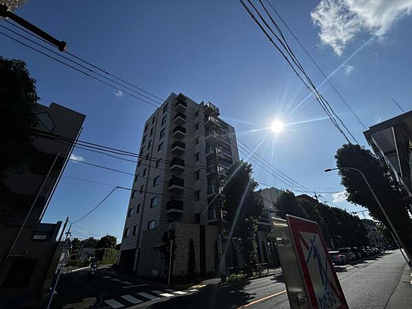 【外観】モダンなデザインが際立つ外観。存在感と品格を兼ね備えたマンションです。