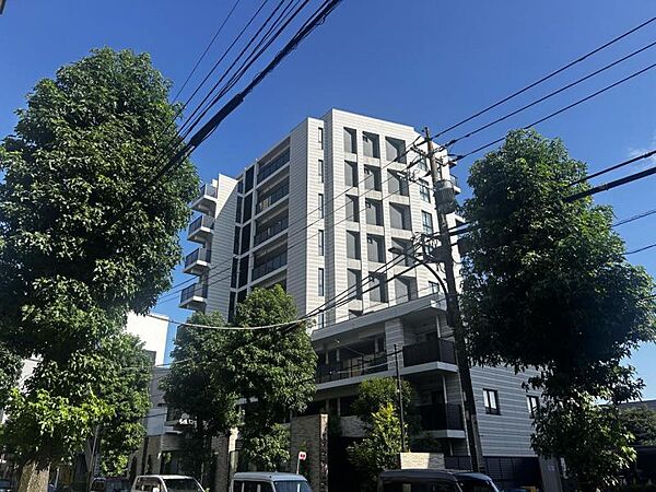 【外観】都会的な景色の中に溶け込みながら、確かな存在感を放つデザイン。
