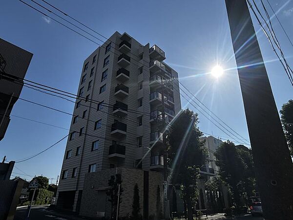 【外観】閑静な住宅街に佇む、品のあるマンション。街の空気に溶け込む、穏やかな佇まいです。