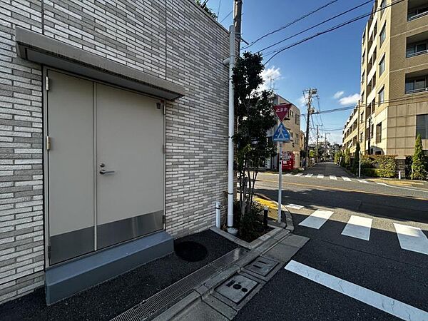 【エントランス】管理の行き届いた清潔な空間。日々の安心感を支える確かな品質。
