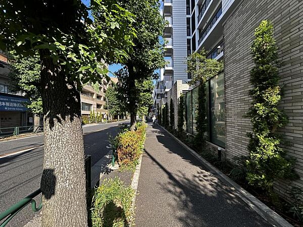 【エントランス】スッキリとした前面道路がもたらす、開放感のある住環境。