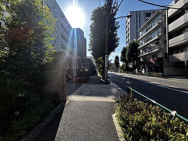 【エントランス】駅からの帰り道も心地よいフラットなアプローチ。