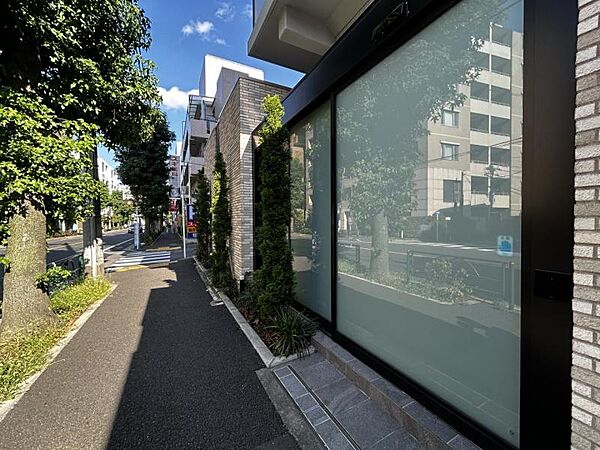 【エントランス】小さなお子様連れやベビーカーでの移動も安心な、平坦で整然とした街並み。