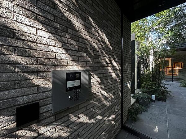 【オートロック】オートロック完備の安心感。住まう人の安全を第一に考えた設計。