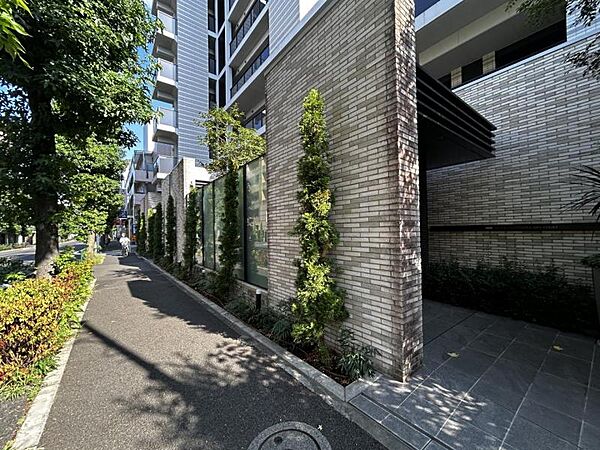 【エントランス】綺麗に整備された歩道。毎日通る道だからこそ嬉しい。