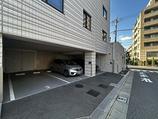 【駐車場】スペースにゆとりがあり、駐車がしやすいフラットな設計です。