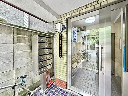 【エントランス】ゆとりあるフラットアプローチ。日々の歩みも優雅に迎えるエントランス。