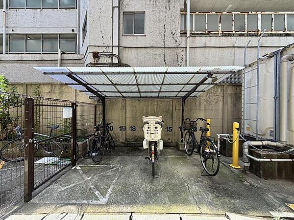 【駐輪場】敷地内に整理された駐輪場があり、愛車の保管に便利。