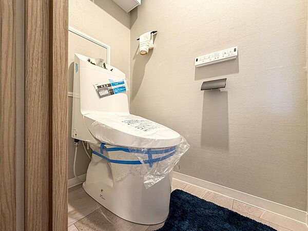 【トイレ】　小さなお子さまも使うトイレだからこそ、掃除のしやすさは大切。床材や壁の素材にも配慮され、日々のメンテナンスがぐっとラクになります。