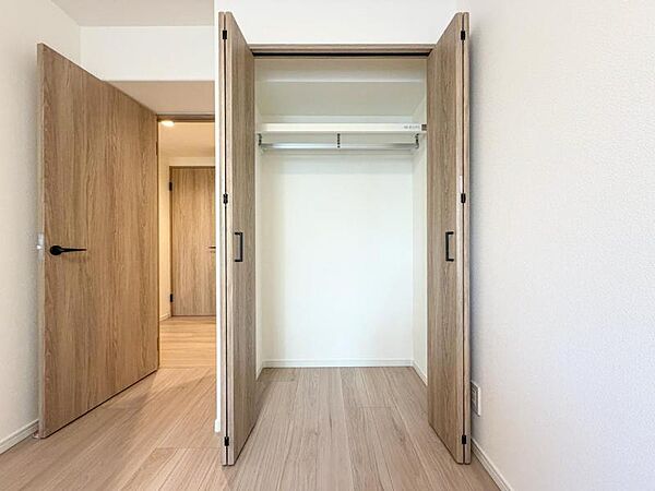 【収納】　各居室に収納完備で住空間に心地よい余白を、生活動線にゆとりをもたらしてくれる