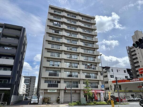 【外観】規則正しく並ぶ窓のラインが、建物全体に心地よいリズムを生みます。