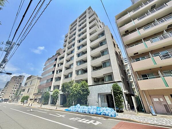 【外観】青空に映える重厚な佇まい。