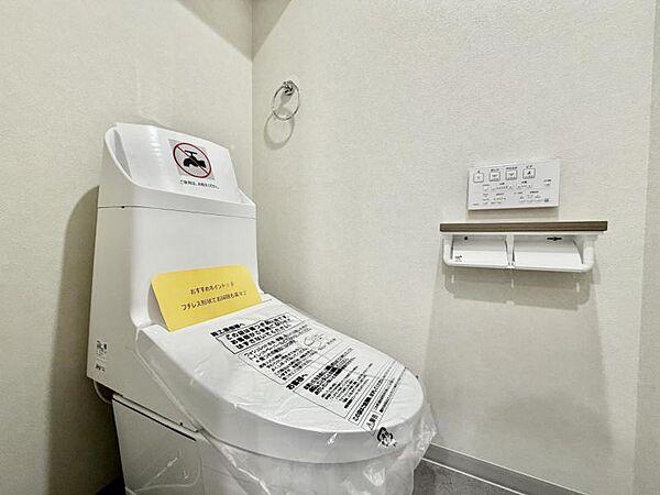 【トイレ】白を基調とした清潔感あふれる空間となっております。
