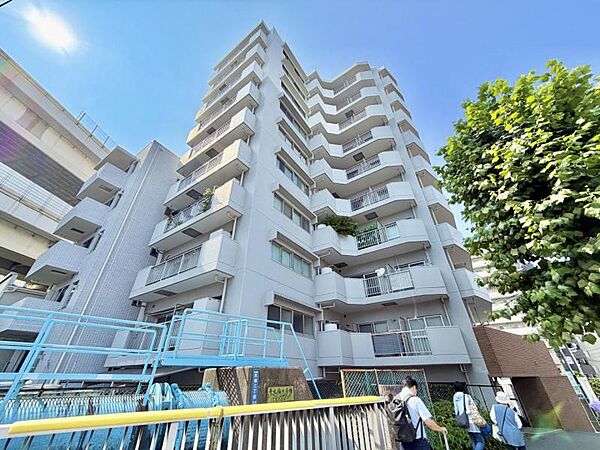 【外観】街並みに溶け込みながらも存在感を放つ外観。