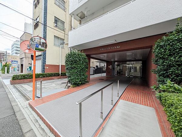 【エントランス】　しっかりと管理が行き届き開放感があり明るいマンションの顔