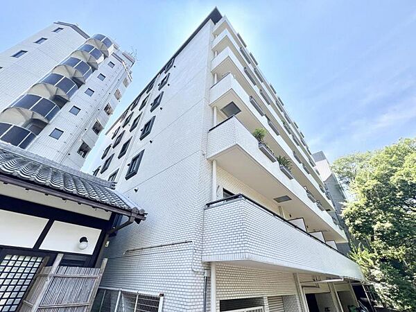 【外観】街並みに溶け込みながらも存在感を放つ外観。