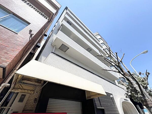 【外観】端正なフォルムが印象に残る建物デザイン。