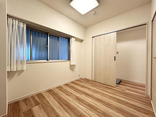 【洋室:4.5帖】フローリング仕様でお手入れもしやすいお部屋です。