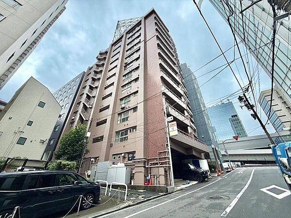 【外観】夜間の帰宅も安心。見通しが良くフラットな前面道路に面する佇まい