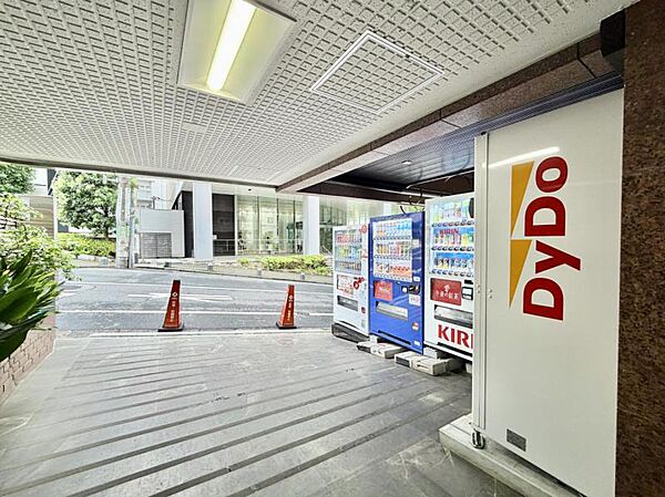【エントランス】都会の利便性を享受しながらも、一歩奥へ入れば心安らぐ静穏な暮らしが手に入ります。