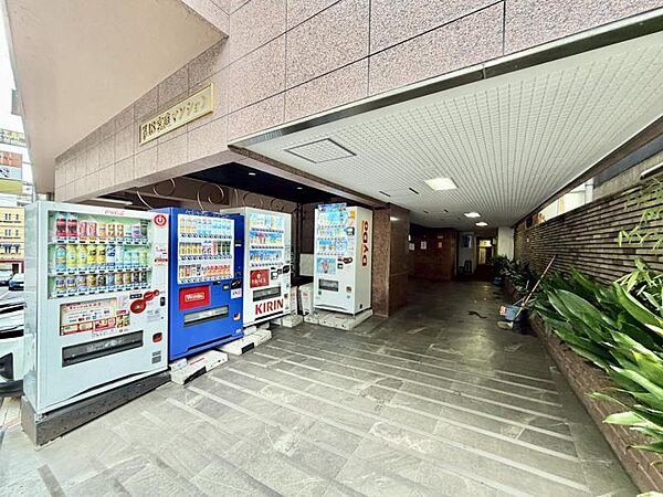 【エントランス】入り口には自動販売機もあり便利です。