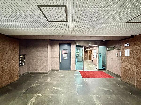 【エントランス】都会の喧騒を離れ静謐な空間へ。