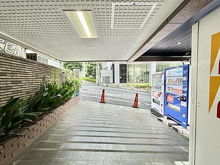 【エントランス】スッキリとした前面道路がもたらす、開放感のある住環境。