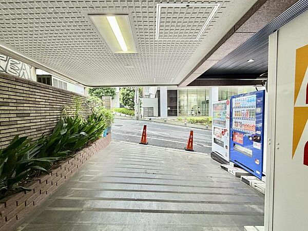 【エントランス】スッキリとした前面道路がもたらす、開放感のある住環境。