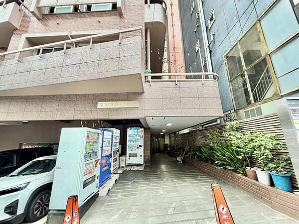 【エントランス】落ち着いた石貼りの意匠。日常を非日常へと変える洗練された空間。