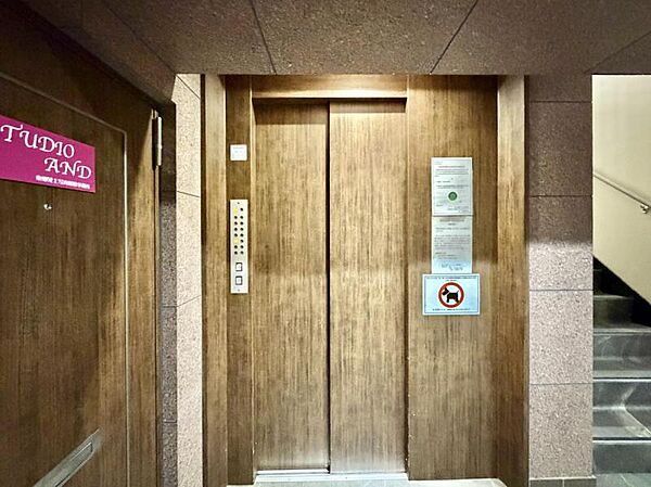 【エレベーター】エレベーターを完備しておりマンション内の移動も快適です。
