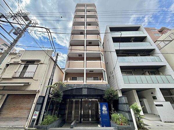 【外観】都心に佇むスマートな外観。洗練された街並みに、静かに映える存在感です。