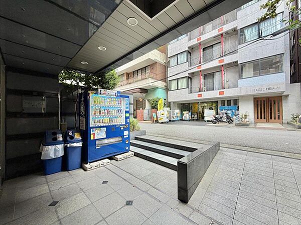 【エントランス】ゆとりあるフラットアプローチ。日々の歩みも優雅に迎えるエントランス。