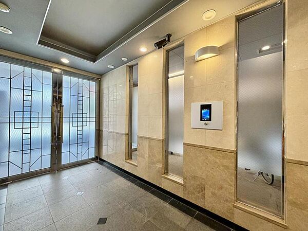 【エントランス】光注ぐロビーはこのマンションの魅力のひとつです。